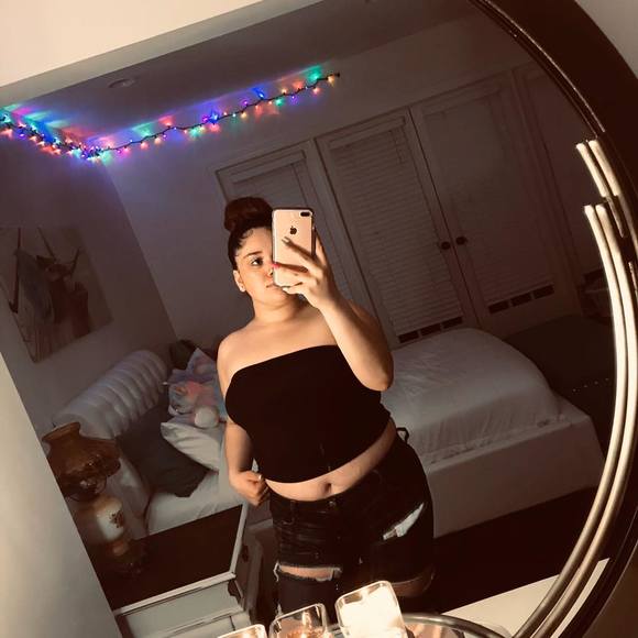 Profile Picture of Audelia Crabbe (@dipincolor) on Poshmark