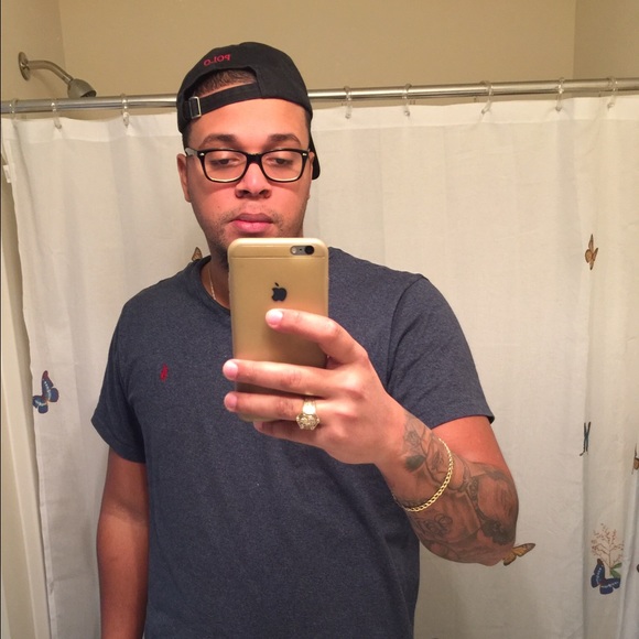 Profile Picture of Vats Toribio (@toribio03) on Poshmark