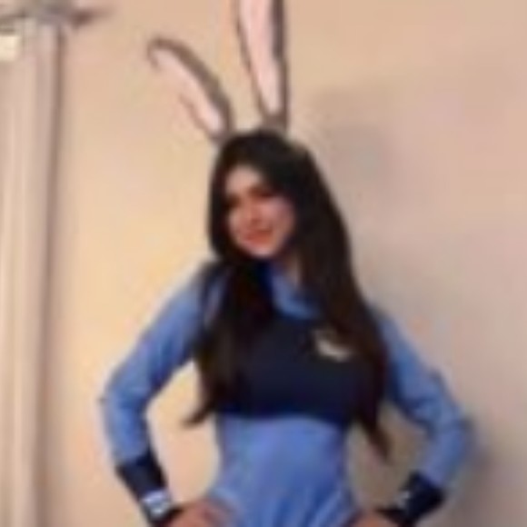 Profile Picture of Leanor Isabella (@leanor37tx) on Poshmark