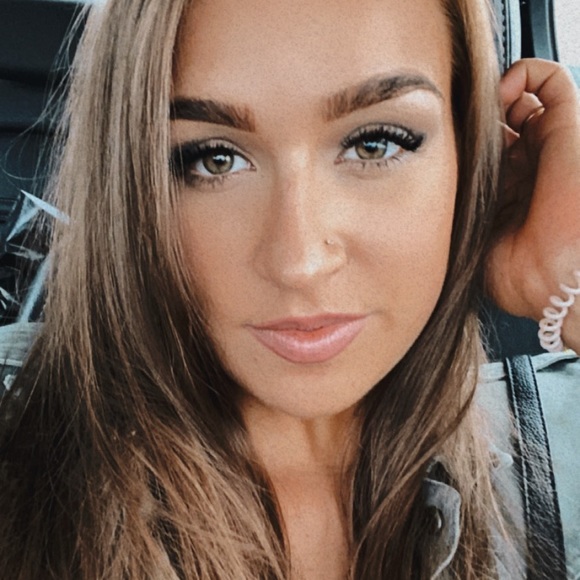 Profile Picture of Jennifer Benson (@jenniferbens455) on Poshmark