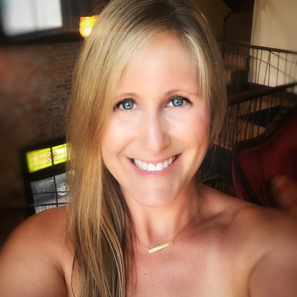 Profile Picture of Sarah Goodlow (@goodlows) on Poshmark