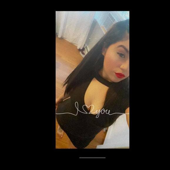 Profile Picture of Jessica Vigueras (@j3ssybabesz) on Poshmark