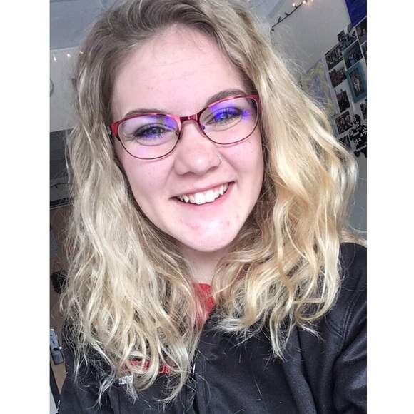 Profile Picture of Danielle Schooley (@missschools) on Poshmark