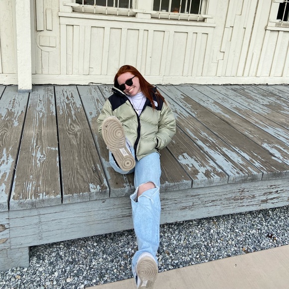 Profile Picture of Julia Iveson (@juliaiveson) on Poshmark