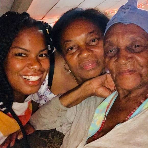 Profile Picture of Luisa Batiz (@lizleezeth) on Poshmark