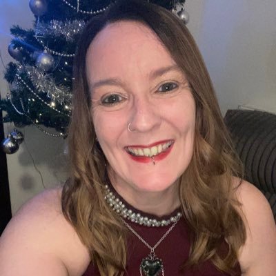 Profile Picture of Anne Glover (@anneglover2704) on Twitter