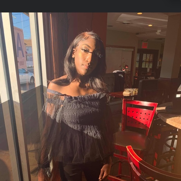 Profile Picture of Robyn Pitterson (@robynlove22) on Poshmark