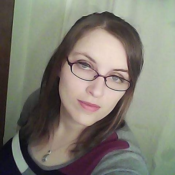 Profile Picture of Crystal Calawa (@crystalcalawa) on Poshmark