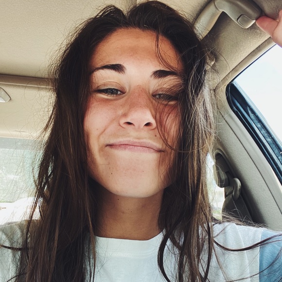 Profile Picture of Hannah Fitzpatrick (@hannahfitz182) on Poshmark
