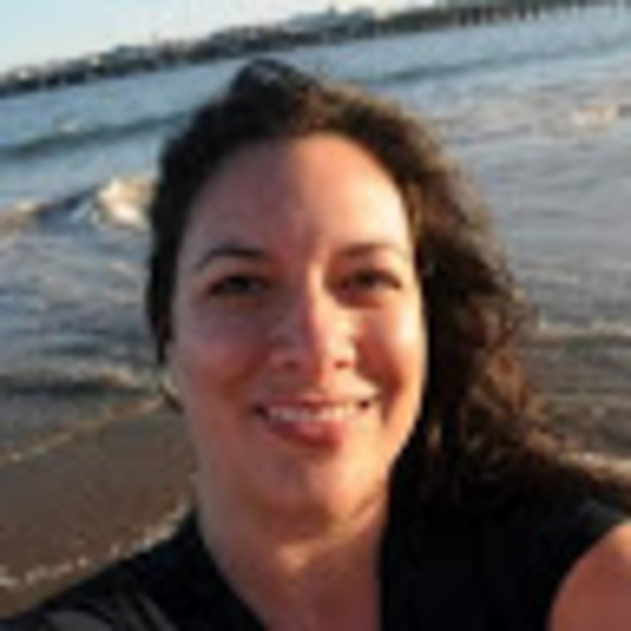 Profile Picture of Jennifer Apodaca (@jenniferapodaca) on Poshmark