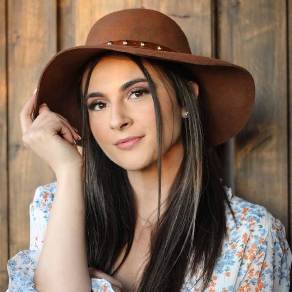 Profile Picture of Erynn Williams (@lilmsmay) on Poshmark