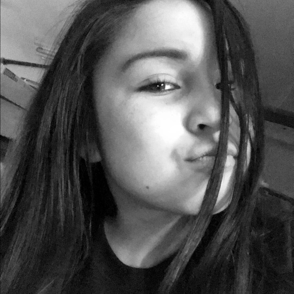 Profile Picture of Misty Decoteau (@misty_decoteau) on Poshmark