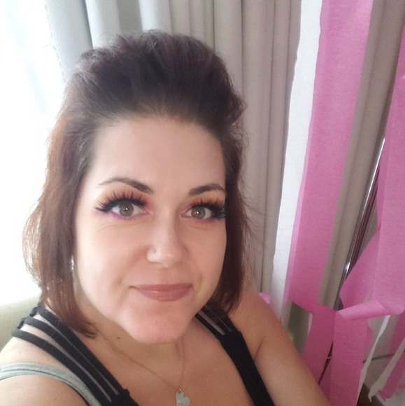 Profile Picture of Elizabeth Shaffer-smith (@pinksf49er) on Poshmark