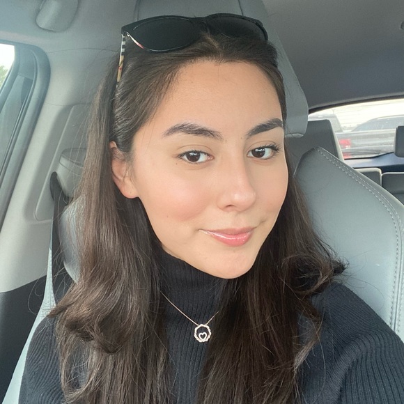 Profile Picture of Yvette Jimenez (@yvettee_j) on Poshmark