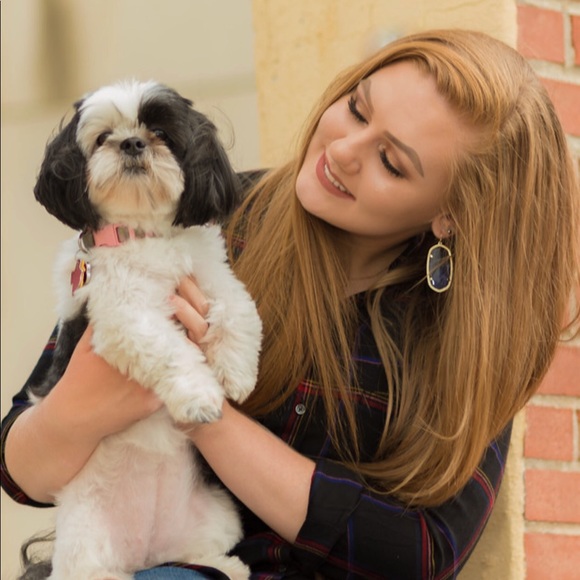 Profile Picture of Gabbie Capesius (@gabbiecapesius) on Poshmark