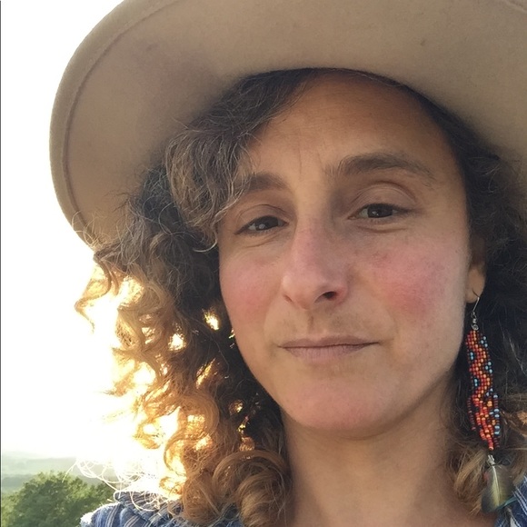 Profile Picture of Stella Metzner (@stellafay) on Poshmark