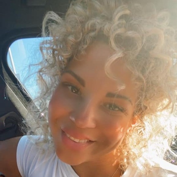 Profile Picture of Desiree Galazka (@desireegalazka) on Poshmark