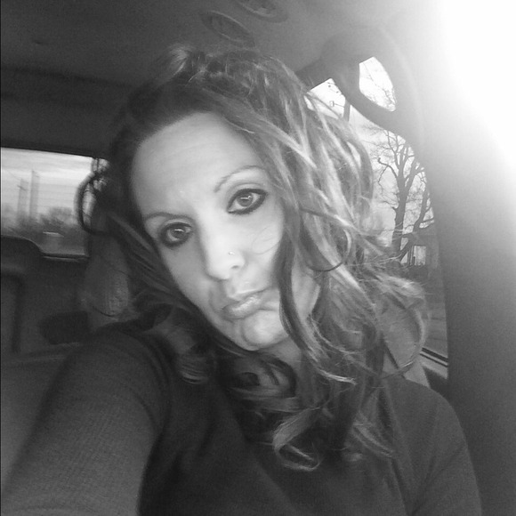 Profile Picture of Toni Mesh (@tonimesh) on Poshmark