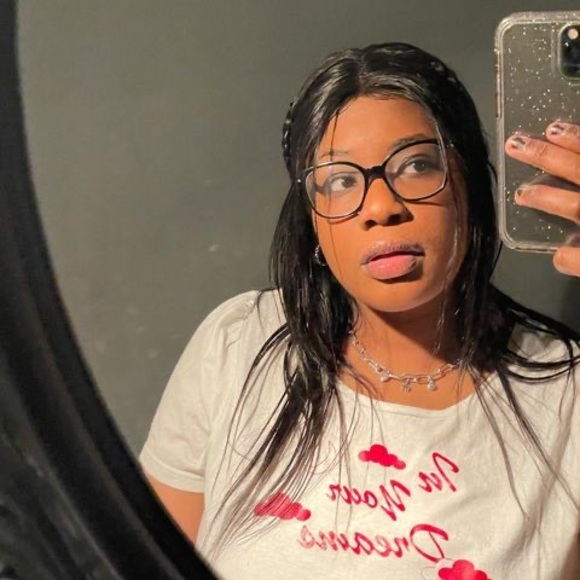 Profile Picture of Simone Adams (@simoneadams996) on Poshmark