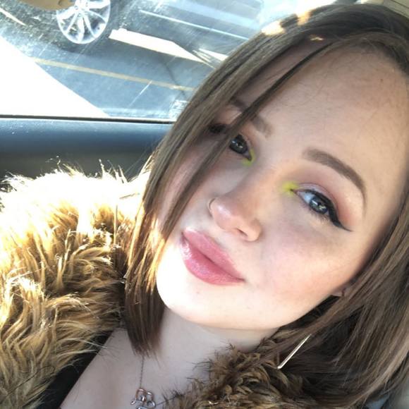 Profile Picture of Tabitha Lowe (@sugarsharee) on Poshmark