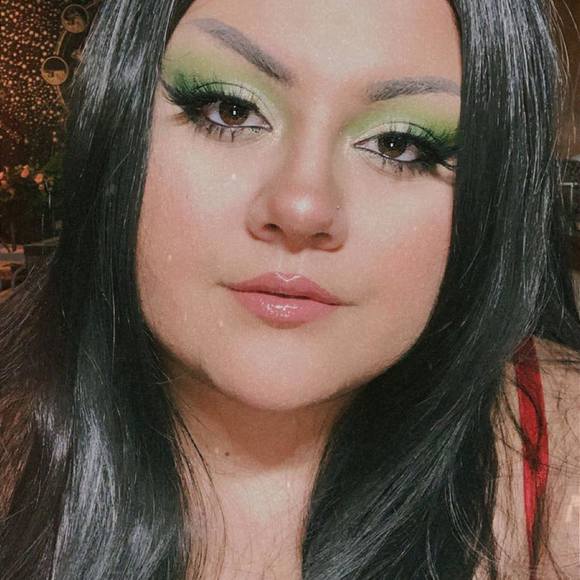 Profile Picture of Grace Mielock (@gracelynjpeg) on Poshmark