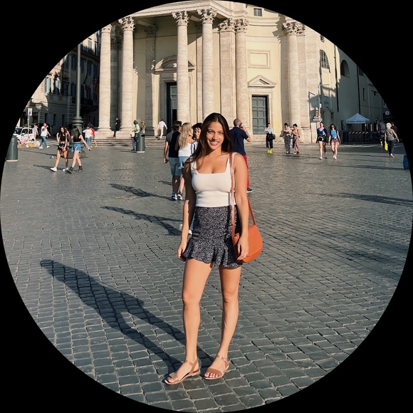 Profile Picture of Maya Desai (@mayades95) on Poshmark