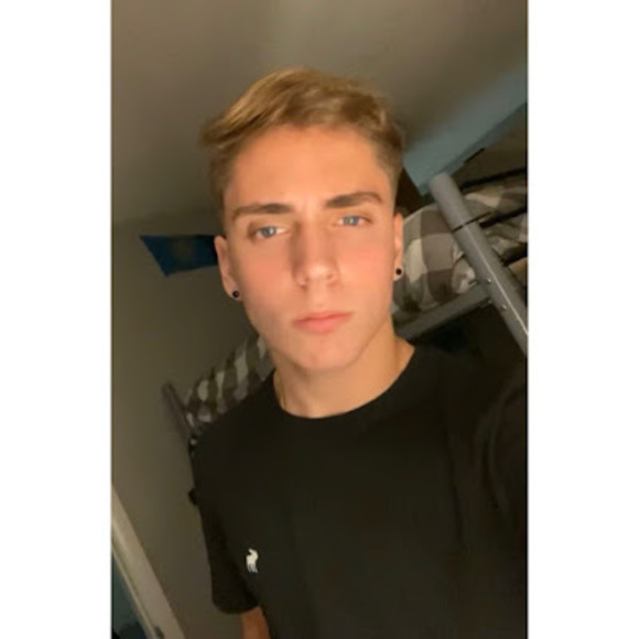 Profile Picture of Fabrizio Jaurena (@fabriziojaurena) on Poshmark