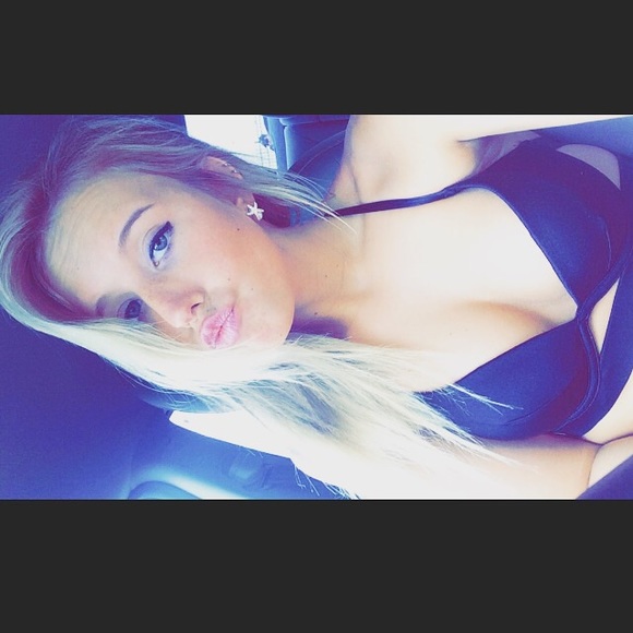 Profile Picture of Danielle Tash (@danielletash) on Poshmark