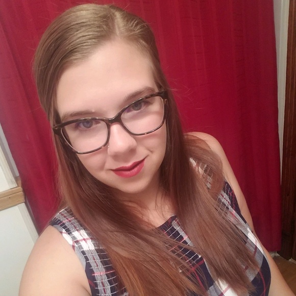 Profile Picture of Ashley Hickok (@alhickok) on Poshmark
