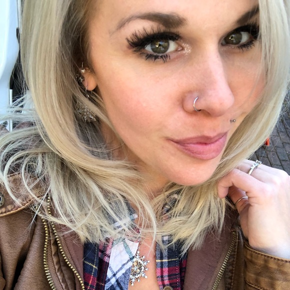 Profile Picture of Darlene Moscone (@dmoscone88) on Poshmark