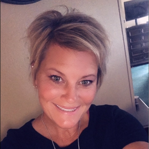 Profile Picture of Lisa Marr (@marr6pack) on Poshmark