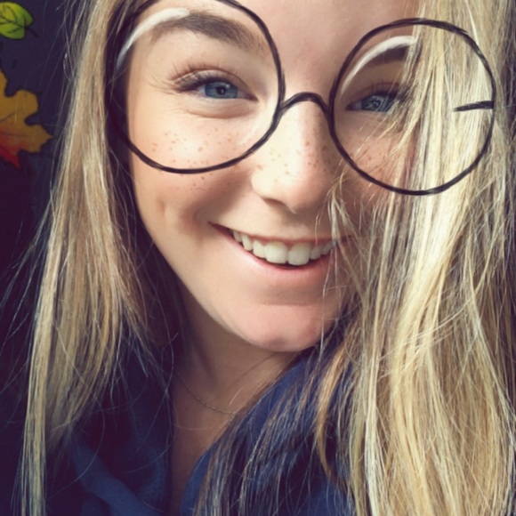 Profile Picture of Anna Osterhouse (@annaosterhouse) on Poshmark