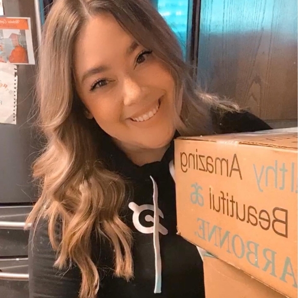 Profile Picture of Jenna Hodges (@itsjennaaaboo) on Poshmark