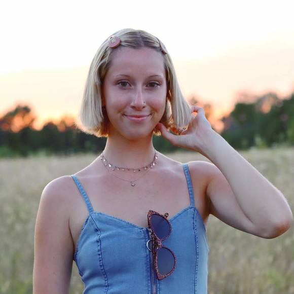 Profile Picture of Amanda Coulombe (@mandeersss) on Poshmark