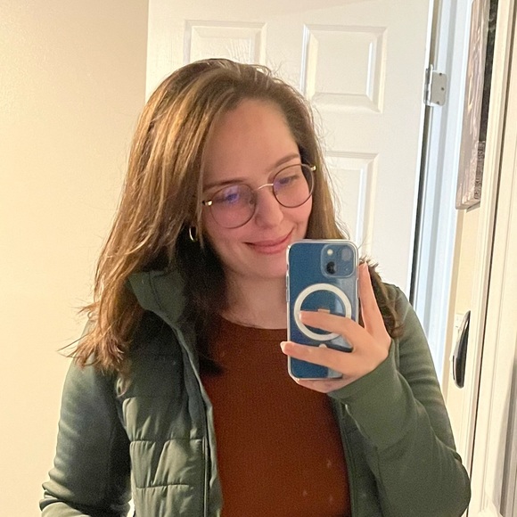 Profile Picture of Hiba Charek-brewster (@brewsells) on Poshmark