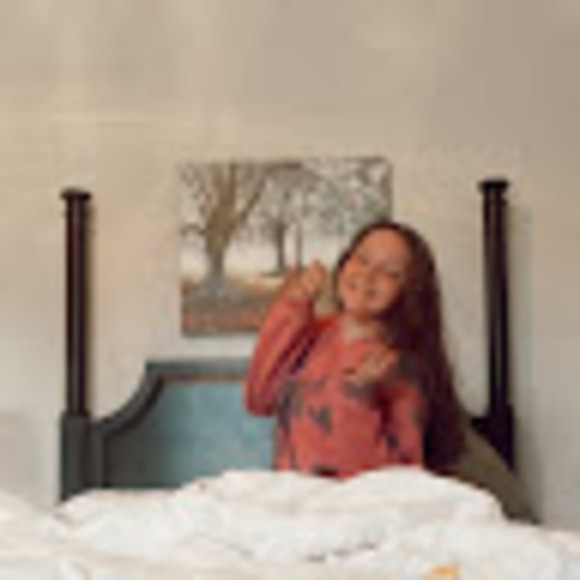 Profile Picture of Ella Statum (@ella_statum) on Poshmark