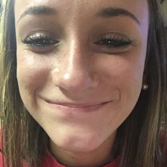 Profile Picture of Anna Demore (@annad04) on Poshmark