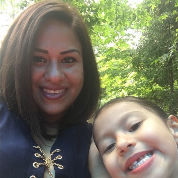 Lorena Barrios - Poshmark Profile Picture of Lorena Barrios (@unbesobye) on Poshmark