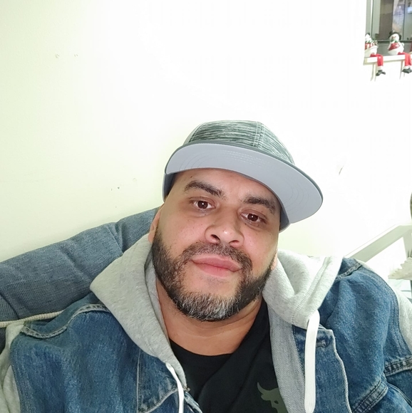 Profile Picture of Adam Nunez (@dd121283) on Poshmark