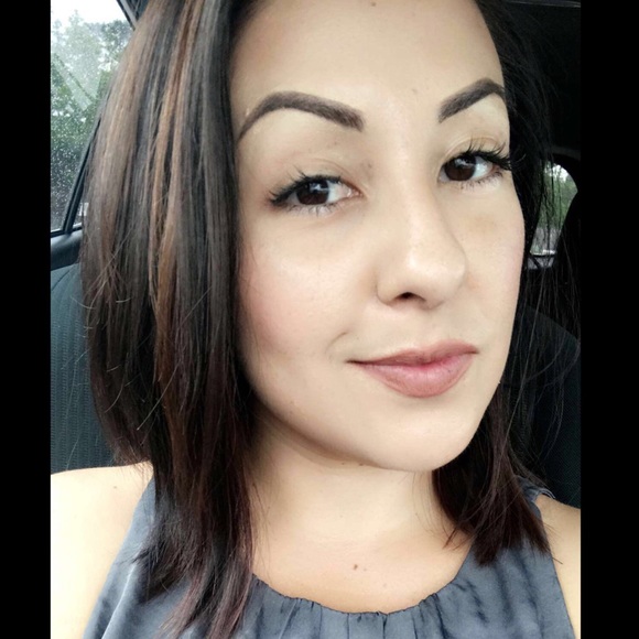 Profile Picture of Letticia Engleman (@lettealina) on Poshmark