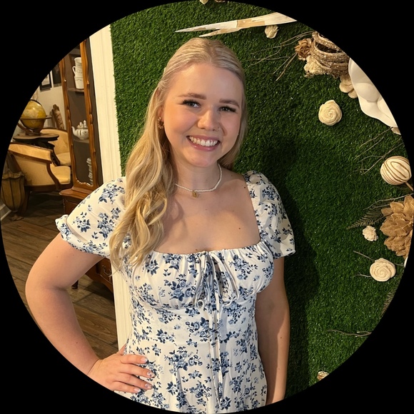 Profile Picture of Victoria Kuzmicki (@torieroose) on Poshmark