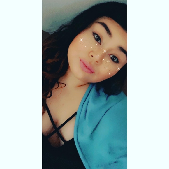 Profile Picture of Claudiaa' Sorto (@clauu_____) on Poshmark