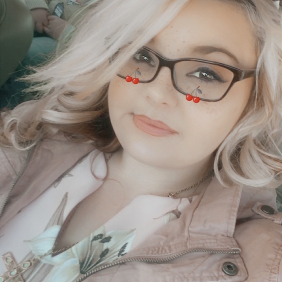 Profile Picture of Amber Carpenter (@ambercarpent935) on Poshmark