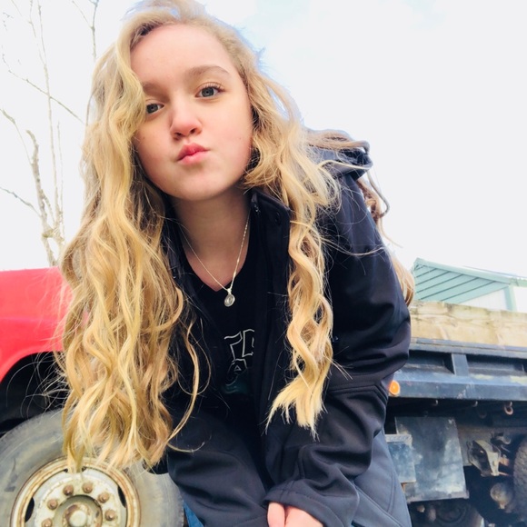 Profile Picture of Halle Purser (@halle_purser) on Poshmark