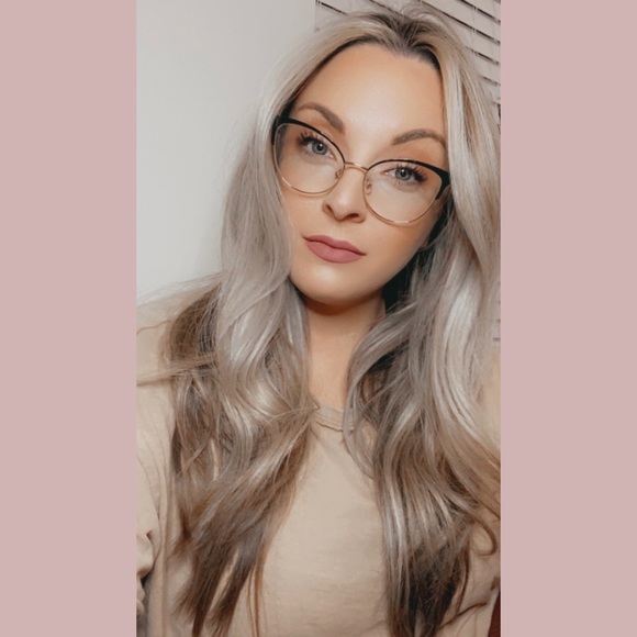 Lauren Dickey - Poshmark Profile Picture of Lauren Dickey (@itslaurenangel) on Poshmark