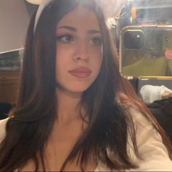 Profile Picture of Desiree Caserta (@desireeann2004) on Poshmark