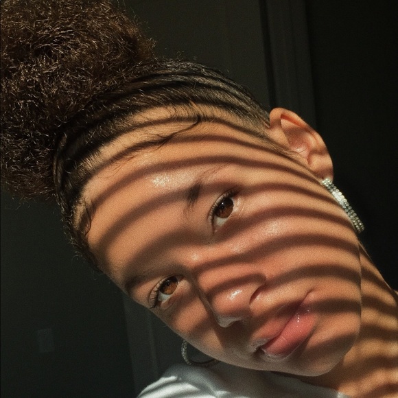 Profile Picture of Daisa Harts (@daisaharts21) on Poshmark
