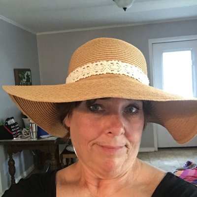 Profile Picture of Divia Henshaw (@DiviaDee) on Twitter