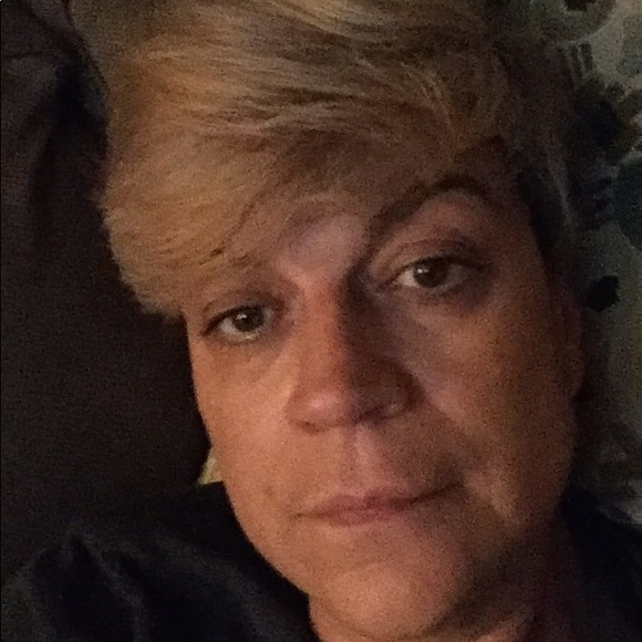 Profile Picture of Nikki Bateman (@nikkibateman) on Poshmark