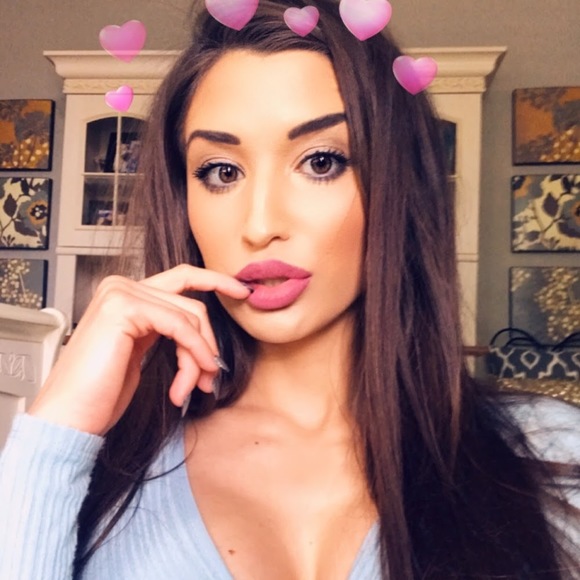 Profile Picture of Tori Edwards (@tedwards37957) on Poshmark